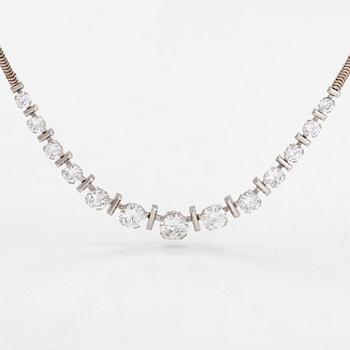 Collier, 14K vitguld, med briljantslipade diamanter totalt ca 11.94 ct. Med intyg.