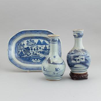 Two blue and white vases and a serving dish, late Qing dynasty, 19th Century.