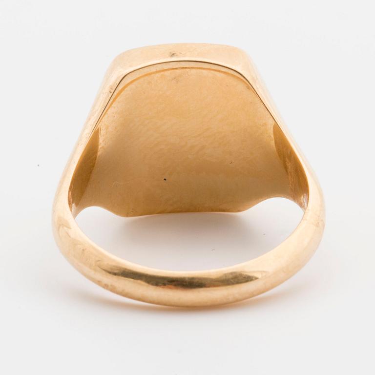 GENTLEMEN`S RING, 18K gold with engravings.