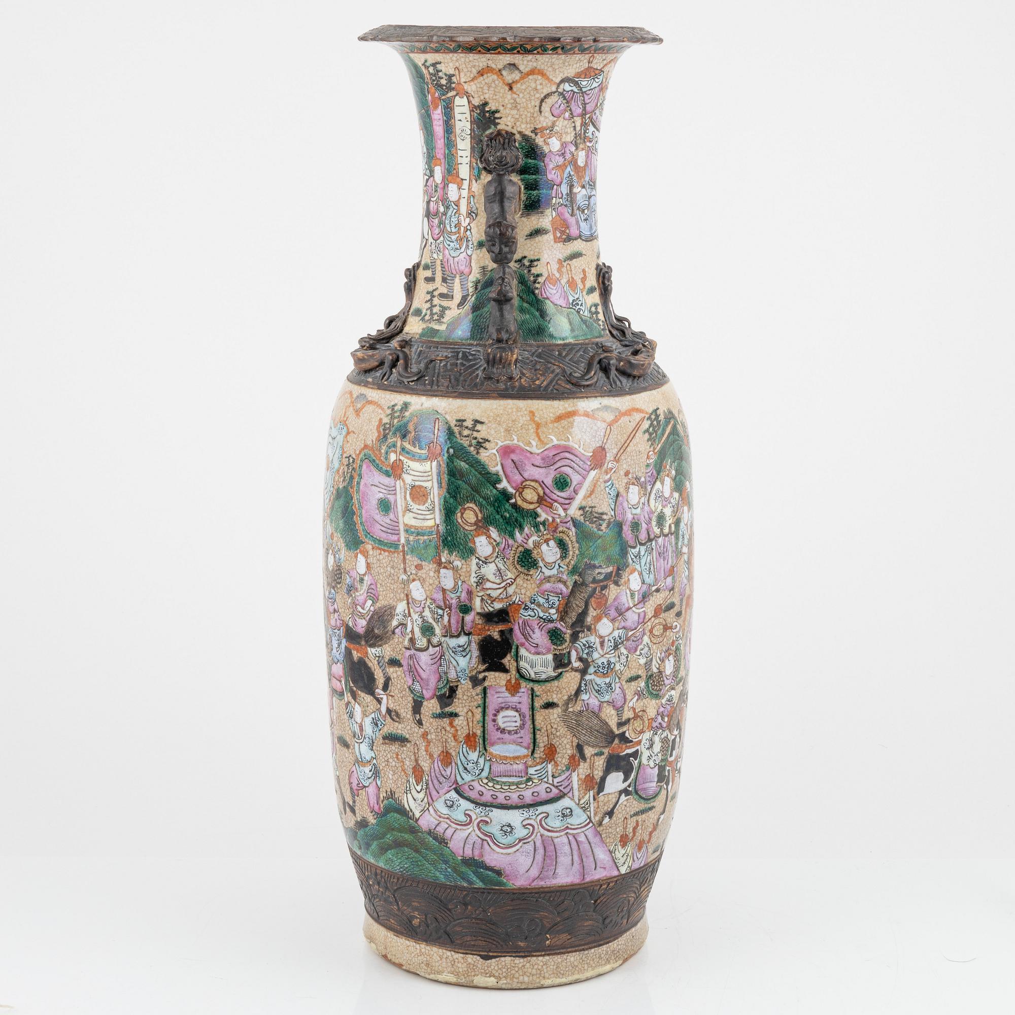 A large Chinese porcelain vase,  late Qing dynasty, around 1900.