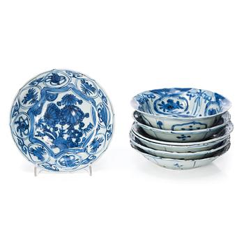 1098. A set of six blue and white kraak dishes and a bowl, Ming dynastin, Wanli (1572-1620).