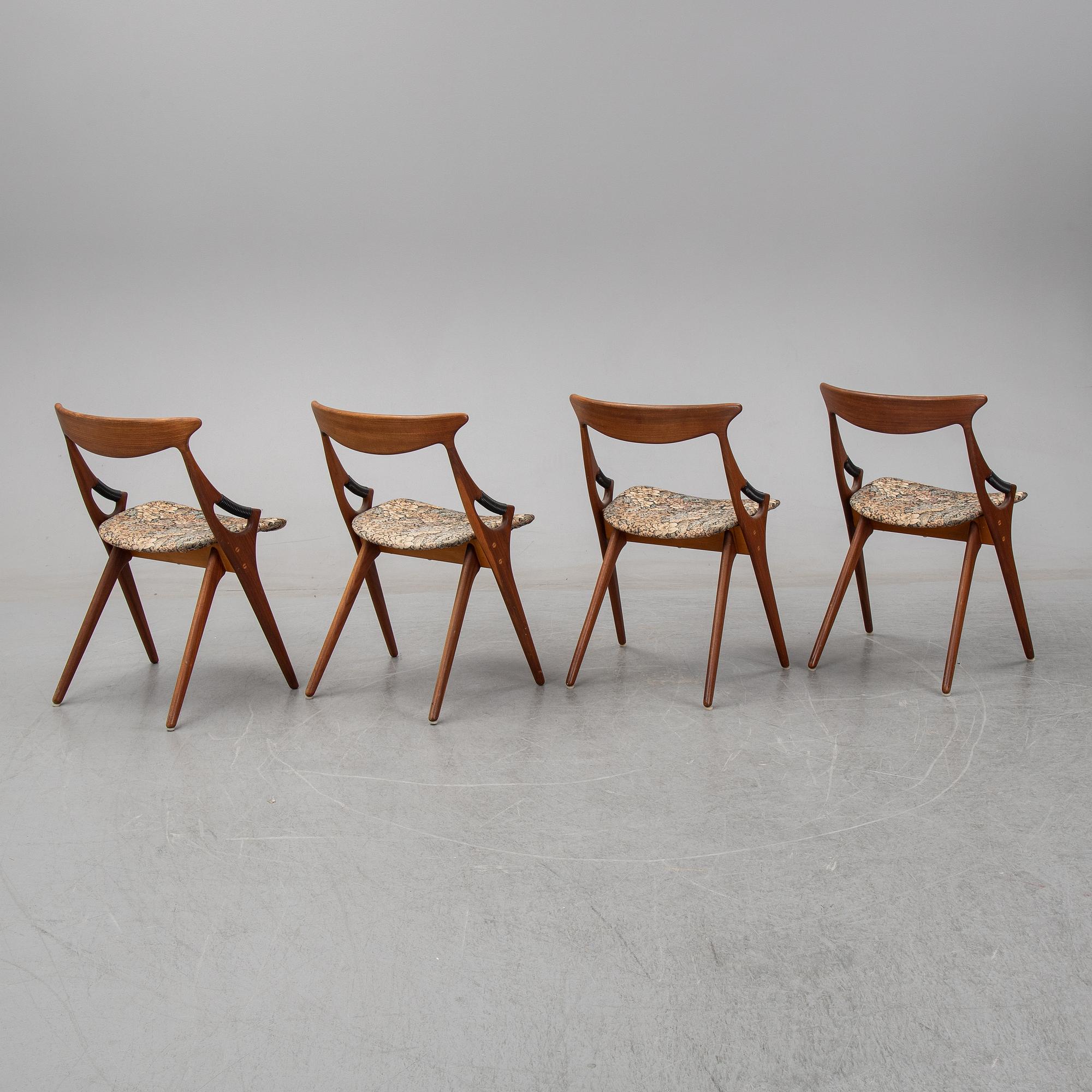 Arne Hovmand-Olsen, a set of four '71' chairs from Mogens Kold.
