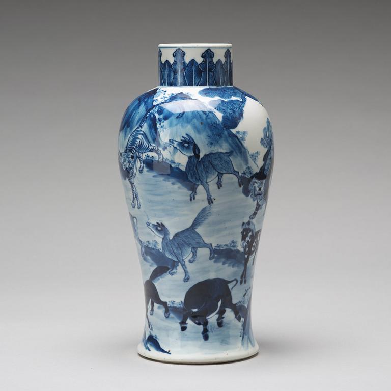 A blue and white vase, Qing dynasty, 19th Century.