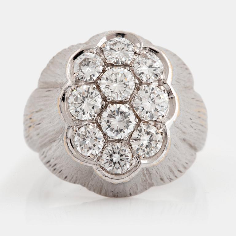 Bucherer ring 18K vitguld med runda briljantslipade diamanter total vikt ca 1.50 ct.