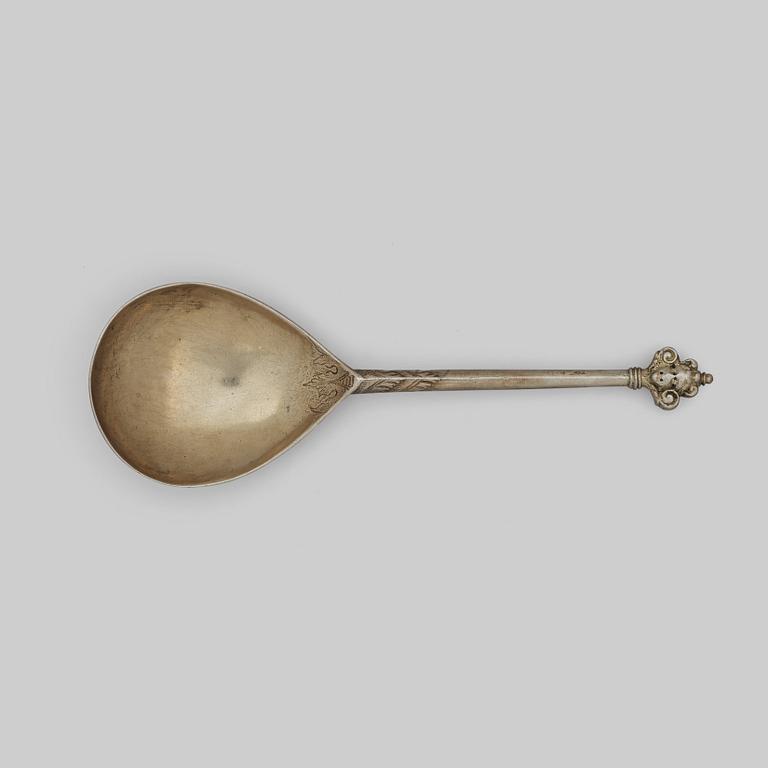 Sked med dubbel kerubknopp, förgyllt silver, dubbelslaget bomärke, möjligen Hans Olofsson, Stockholm -1544-1581-.