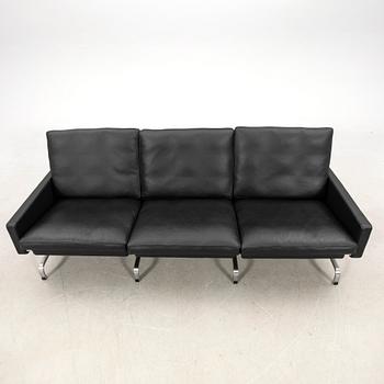 Poul Kjaerholm, soffa "PK 31-3" för Fritz Hansen Danmark 2022.