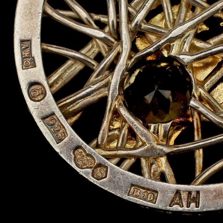 HÄNGE, sterlingsilver samt fasettslipad citrin, Anders Högberg, Göteborg, 1976. Vikt 22 g.