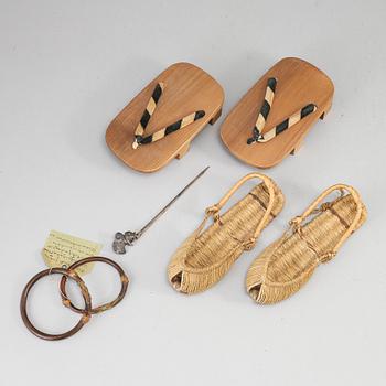 SKOR, två par, samt ARMBAND och HÅRNÅL, trä, bambu och vitmetall. Japan, omkring 1900.