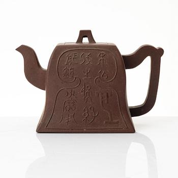A Chinese square yixing teapot, early 20th century.