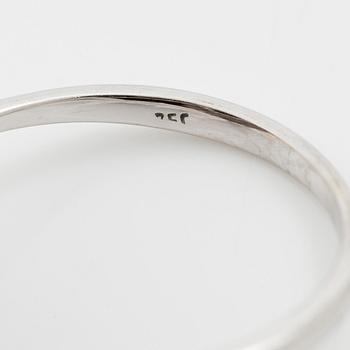Ring 18K vitguld med turkos samt runda briljant- och baguetteslipade  diamanter.