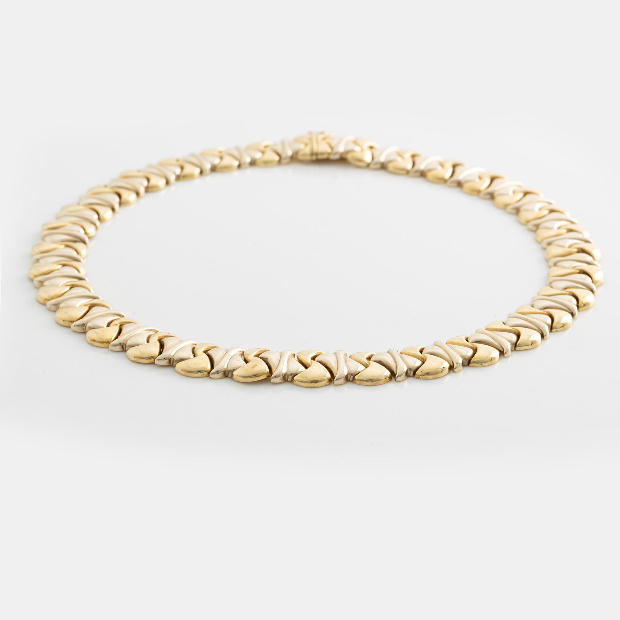 An 18K two coloured gold necklace.