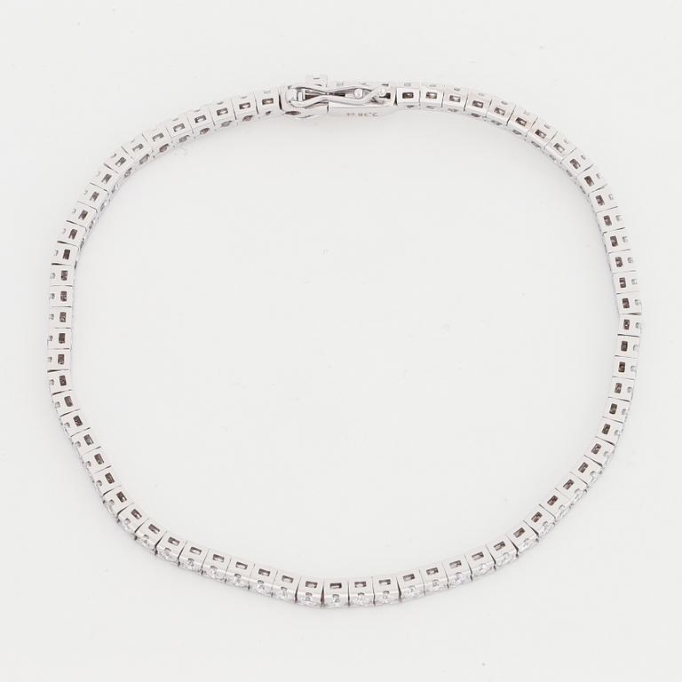 Brilliant cut diamond tennis bracelet.