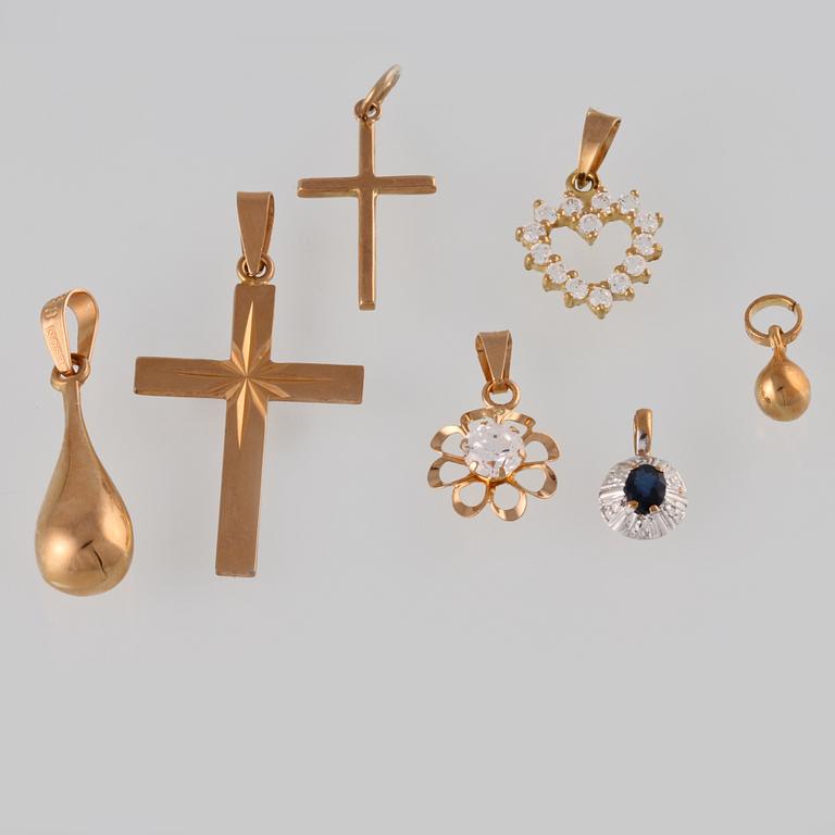 HÄNGEN, 7 st, 18K guld med fasettslipad blå safir, 3 små åttkantslipade diamanter samt fasettslipad paste. Vikt 6,0 gram.
