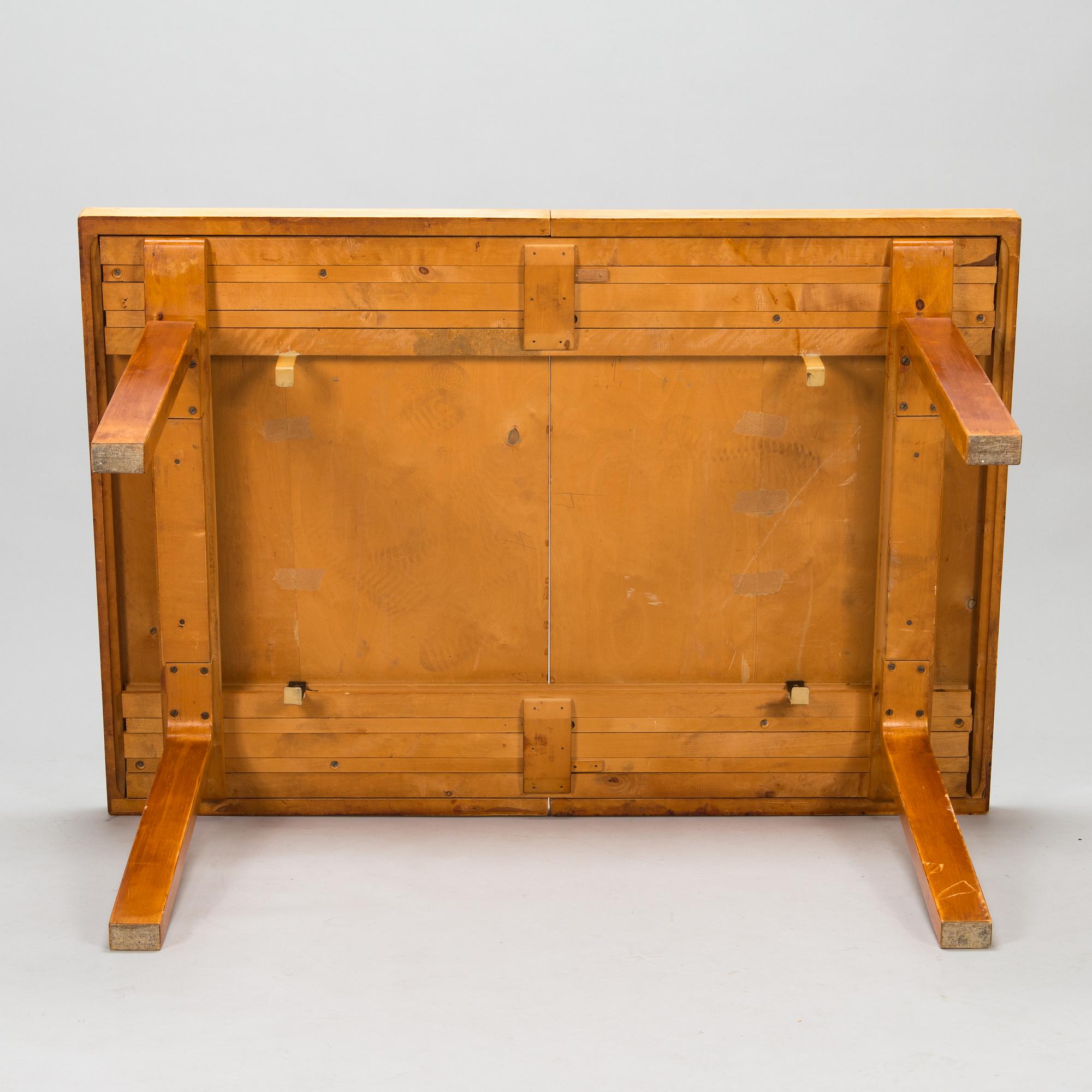 Alvar Aalto, matbord, modell 92 för O.Y. Huonekalu-ja Rakennustyötehdas A.B. 1900-talets mitt.