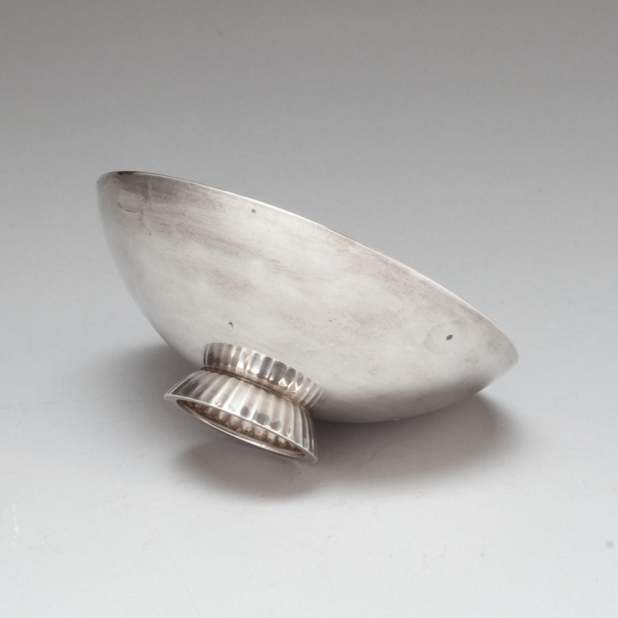 SKÅL, sterlingsilver, Sigvard Bernadotte, Georg Jensen & Wendel, modell 823. Vikt ca 256 g.