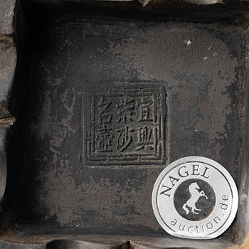 A Chinese brown yixing teapot, late Qing dynsaty / early 1900s.