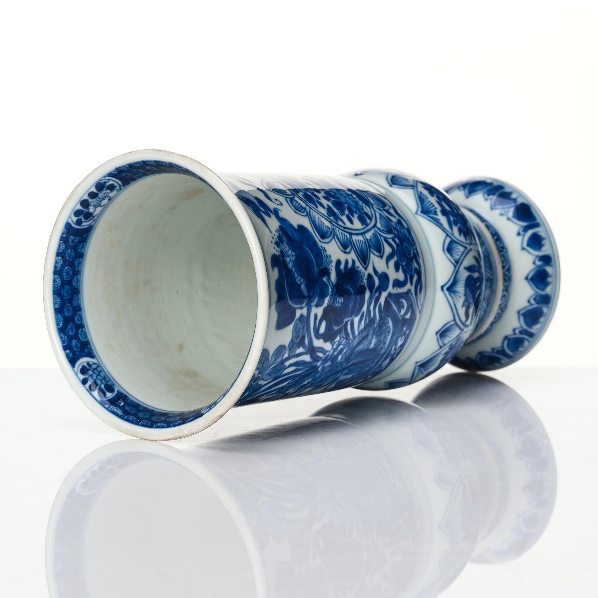 A large Chinese blue and white goblet, Qing dynasty, Kangxi (1662-1722).
