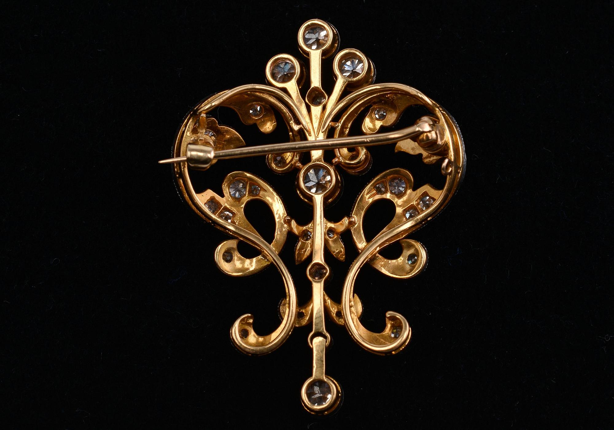 A BROOCH / PENDANT, 8/8 and 16/16 cut diamonds c. 1.85 ct. H/ vs-si. 18K gold. Weight 12.1 g.