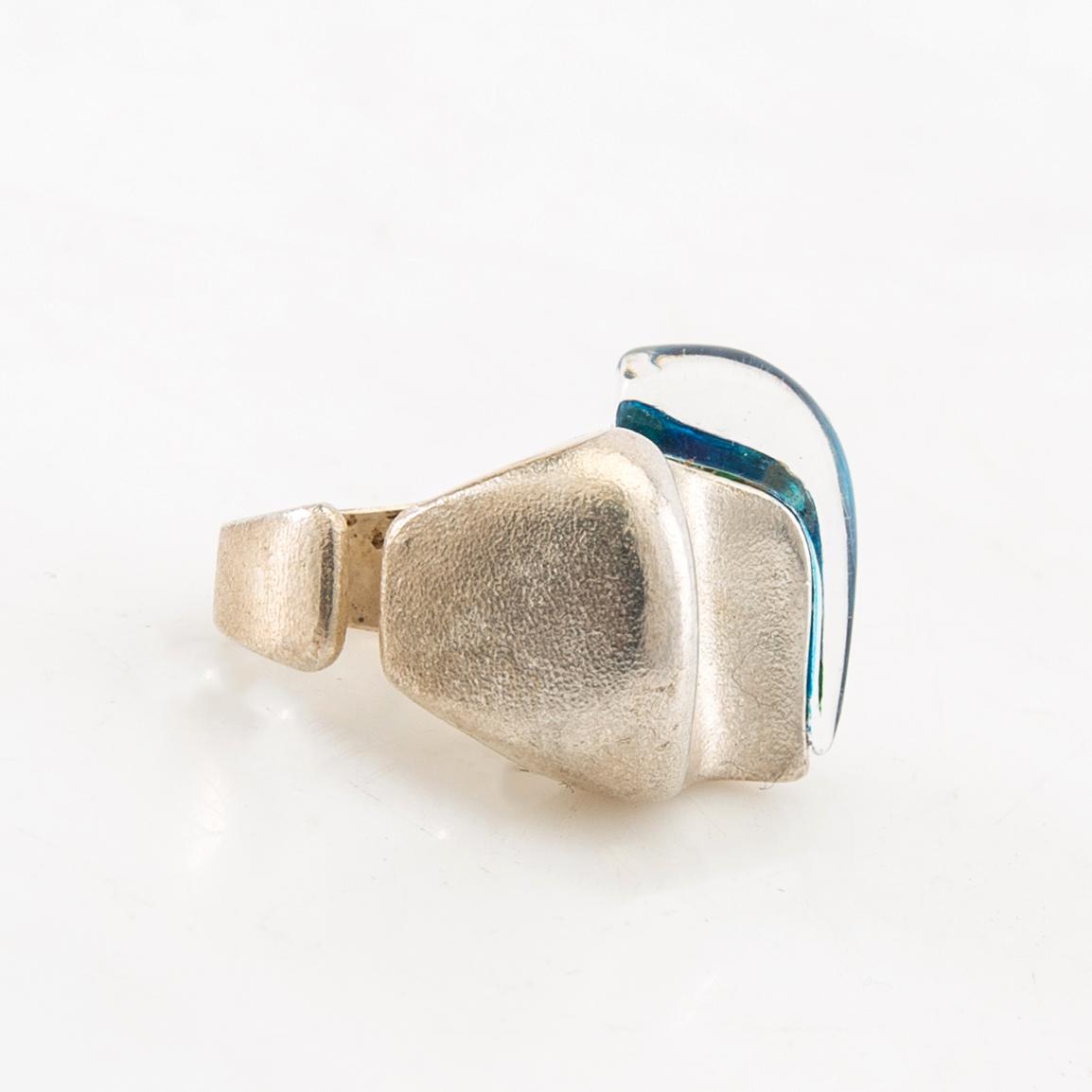 Björn Weckström, ring "Darinas tår", sterlingsilver och akryl. Lapponia 1970-tal.