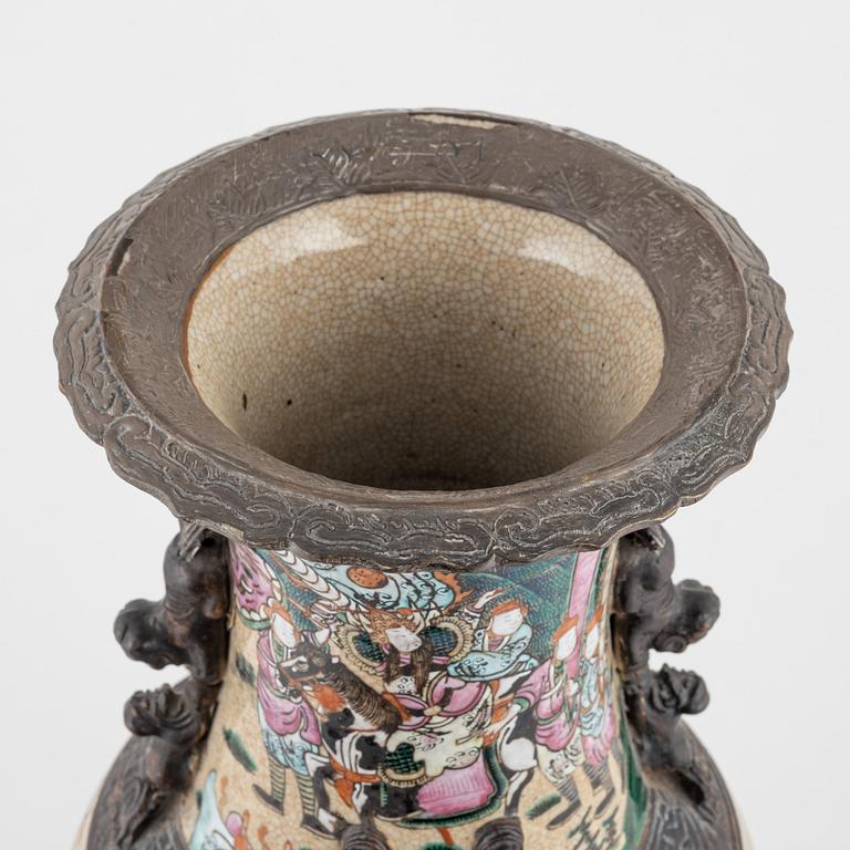 A large Chinese porcelain vase,  late Qing dynasty, around 1900.