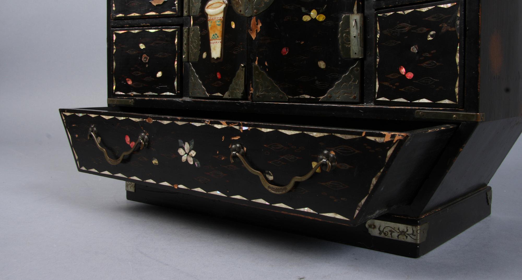 LACKSKÅP, Japan, 1900-talets första del.