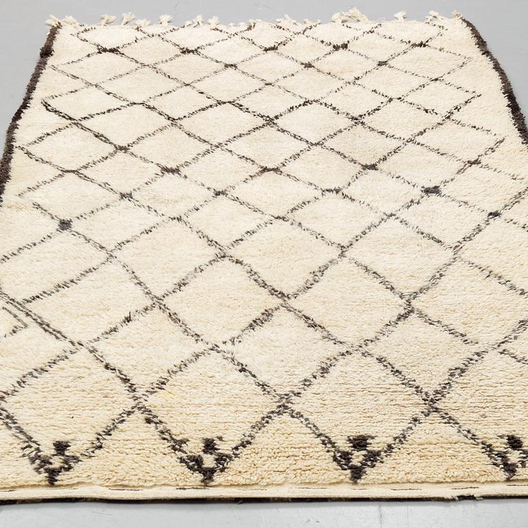 MATTO, Morocco, ca 326,5 x 178 cm (including a few cm flat weave at the ends).