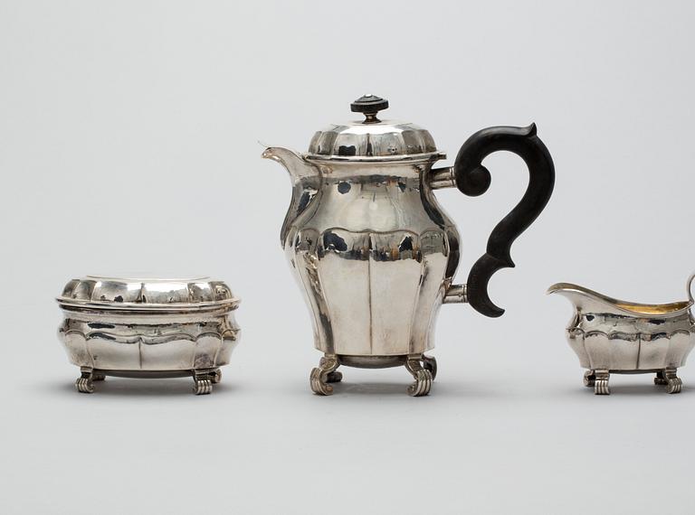 KAFFESERVIS, 3 delar, silver. Rokokostil, GAB, Jacob Ängman, 1930-40-tal. Total vikt 890 g.