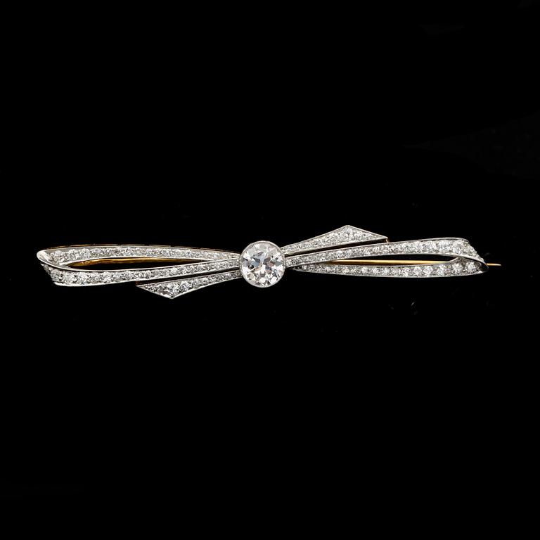 BROSCH, platina och 18k guld med gammalslipade diamanter, mittsten ca1,00ct. 1900-talets första hälft. Vikt ca10g.
