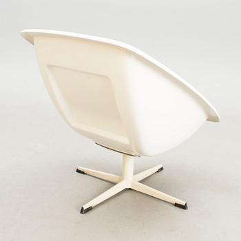 A 1970s rotating lounge chair.