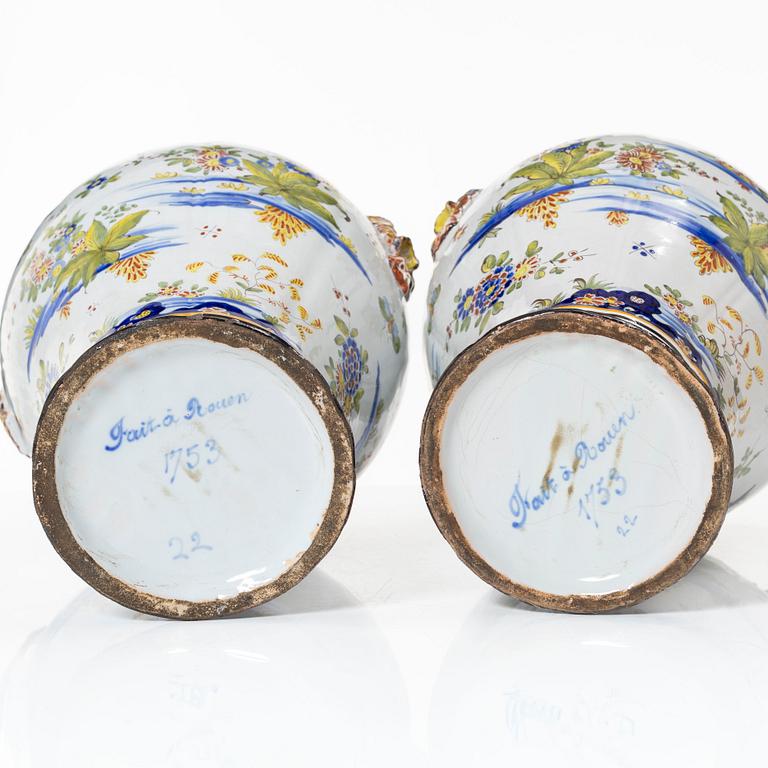 Urnor med lock, fajans, Frankrike, 1800-tal.