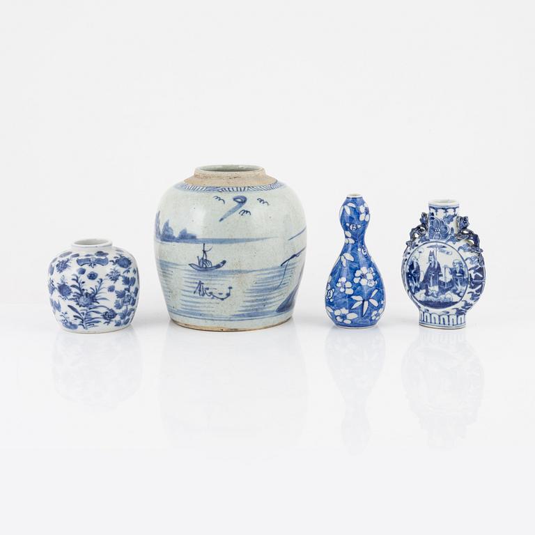 Bojaner, två stycken samt vaser, två stycken, porslin, Kina, 1800-/1900-tal.