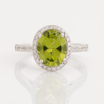 Ring med peridot och briljantslipade diamanter.