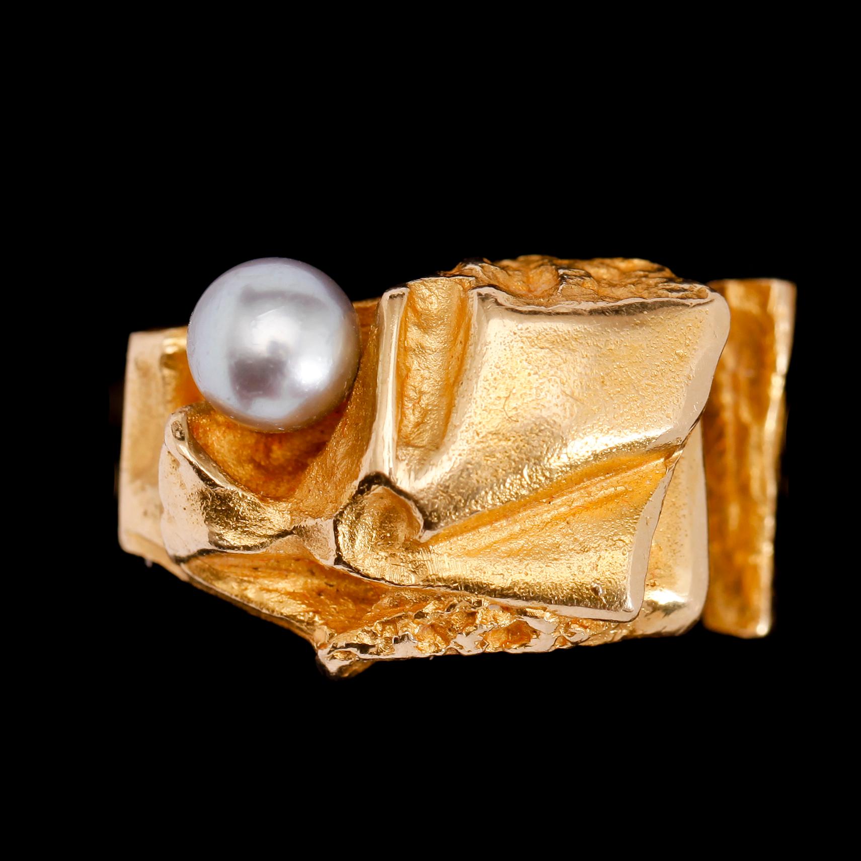 RING, 18 k guld, Björn Weckström, Lapponia, Finland, med odlad gråblå pärla. Vikt ca 11 gram.