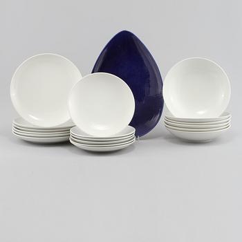 SERVISDELAR, 18 st, porslin, "Blå Eld", Hertha Bengtsson, Rörstrand, 1900-talets andra hälft.