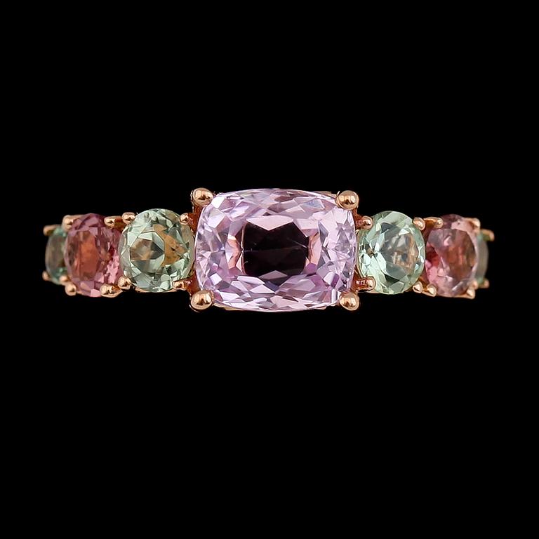 RING, 18K roséguld, kunziter tot ca 2.02 ct, turmaliner tot ca 1.27 ct. Vikt ca 4 g.