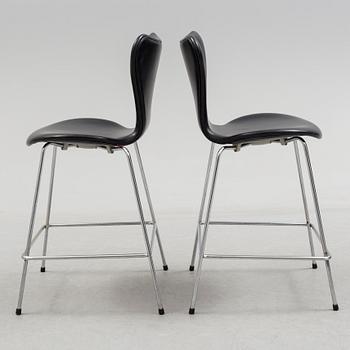 ARNE JACOBSEN, a pair of "Sjuan 3187" leather barstools, Fritz Hansen.