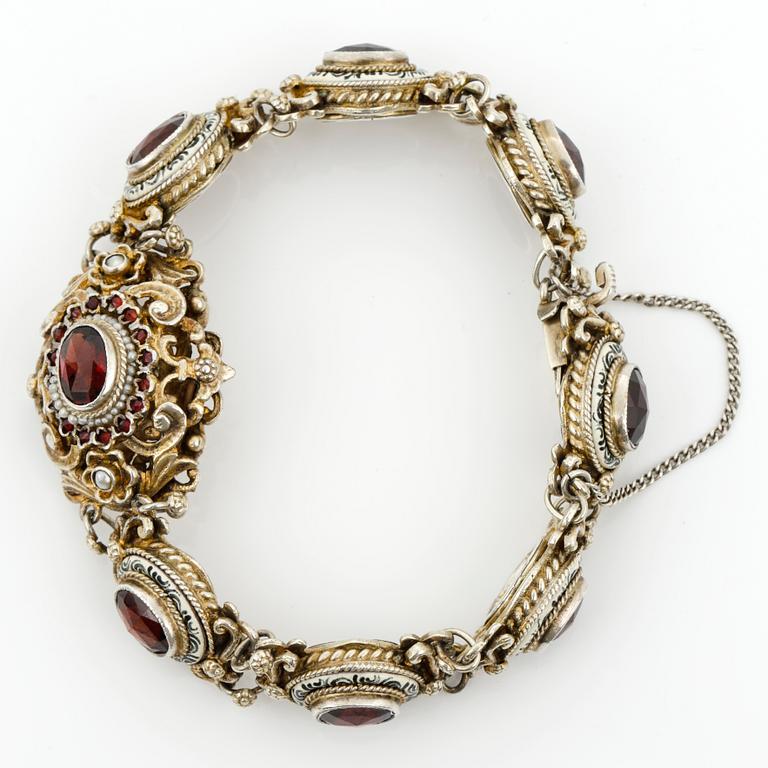 ARMBAND OCH ÖRHÄNGEN, förgyllt silver,vit och svart emalj, sötvattenpärlor och rosenslipade glasstenar. Vikt 52 g.