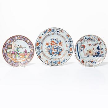 Seven pieces of porcelain plates and dishes, China, Qianlong (1736-95).