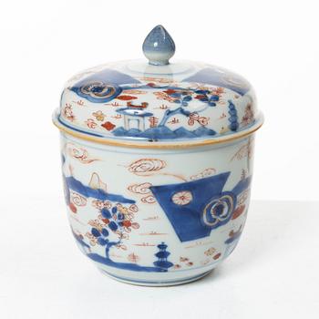 An Imari porcelain bowl with cover, China, 18th/19th century.