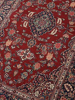 RUG. Semi-antique Kashan. 207 x 134 cm.