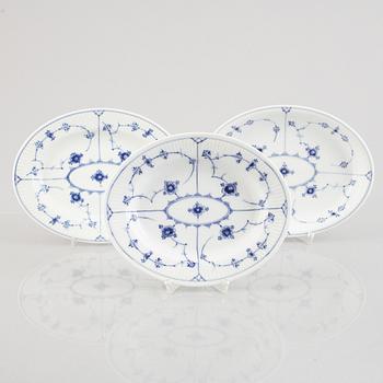 Serveringsfat, porslin, Royal Copenhagen, "Musselmalet", modell 24, 95, 96, 1893-1900 och senare.