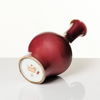 Vas, porslin. Qingdynastin, 1800-tal.