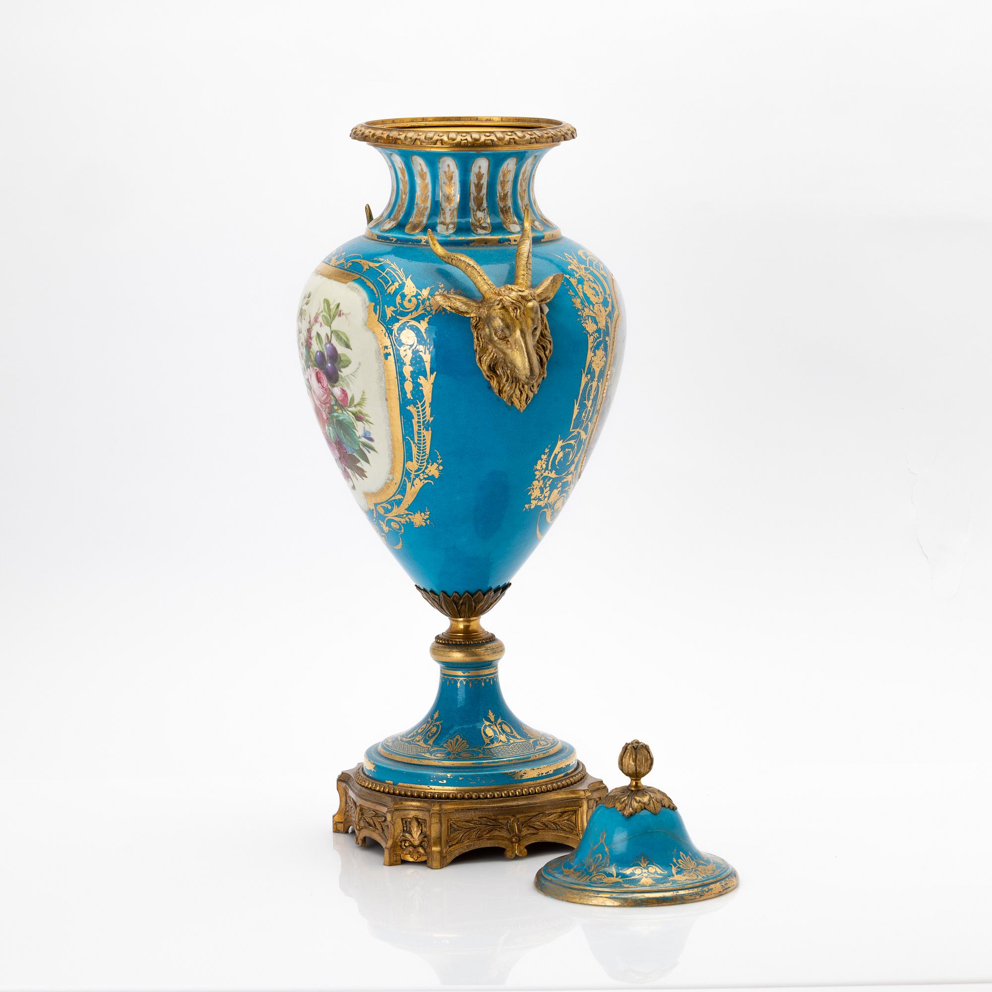 Urna med lock, porslin, Sevres-liknande märkning, omkring år 1900.