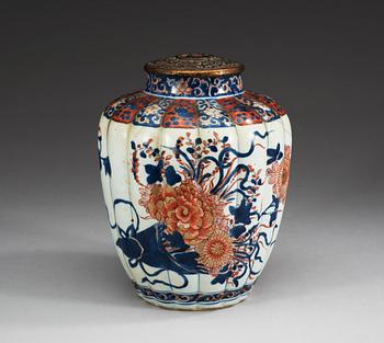 An unusual imari jar, Qing dynasty, Kangxi (1662-1722).