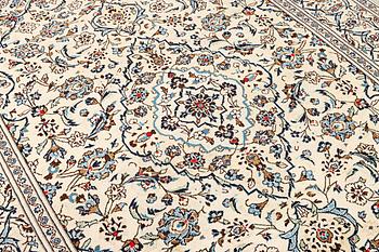 A Kashan carpet, c. 290 x 197 cm.
