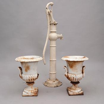 VATTENPUMP samt TRÄDGÅRDSURNOR, ett par, gjutjärn, 1900-talets första hälft.