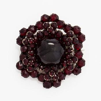 Collier och brosch, viktorianska, cabochon- och rosenslipade granater, silver.