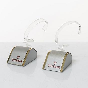 Corum, Omega, Ulysse Nardin, Heuer, etc. – display material, stopwatches and accessories.
