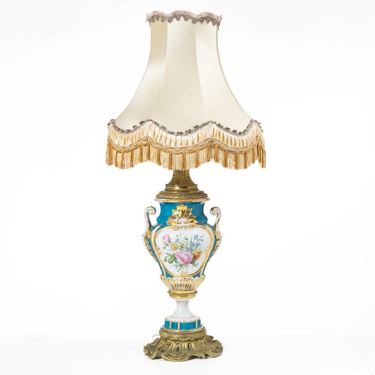 Bordslampa, Sèvres-stil, omkring år 1900.
