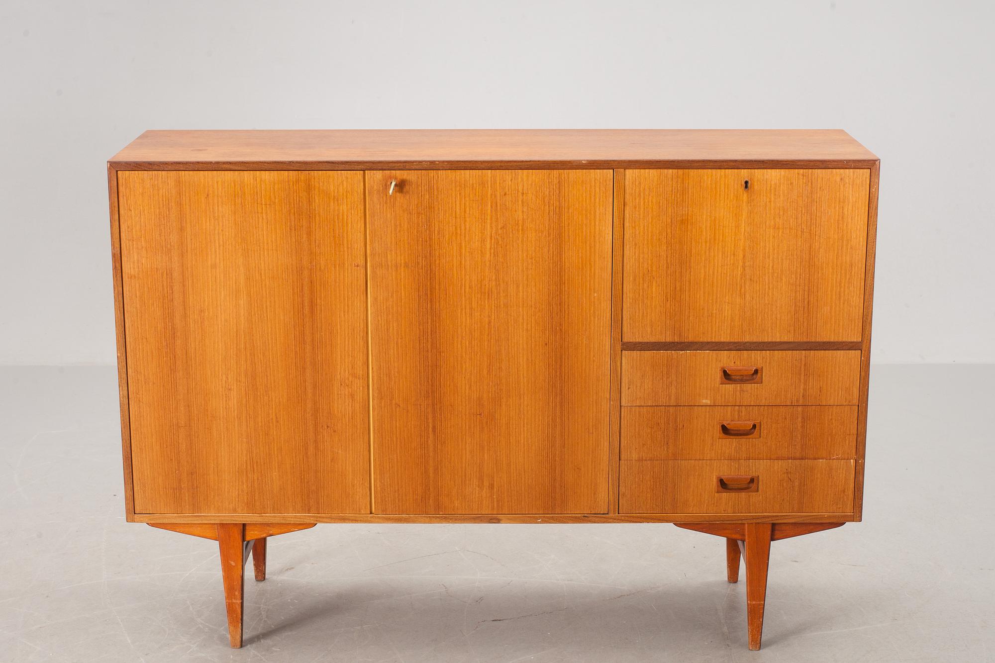 SIDEBOARD.  1900-talets andra hälft.